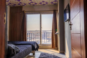 Cozy 1BR Retreat with Balcony View